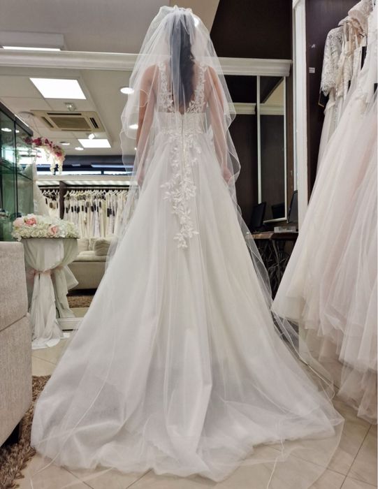 Сватбена рокля с дълъг воал