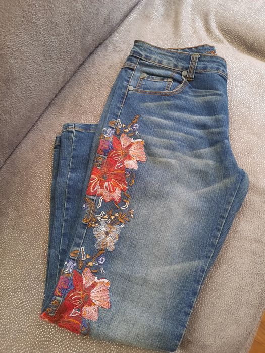 Jeansi de calitate, DAMA 42/48,simpli/broderie/paiete,100/ 150lei buc!