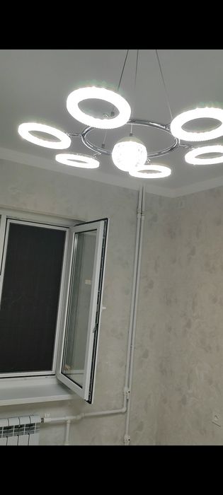 Красивая потолочная люстра