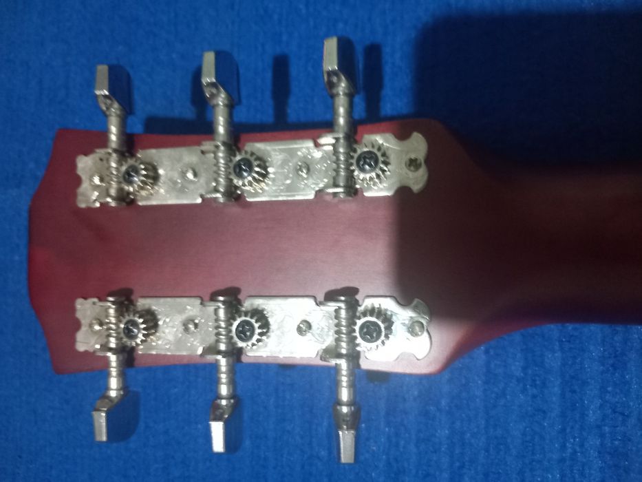 Akustik gitara sotiladi.Haqiqiy Indoneziyaniki.