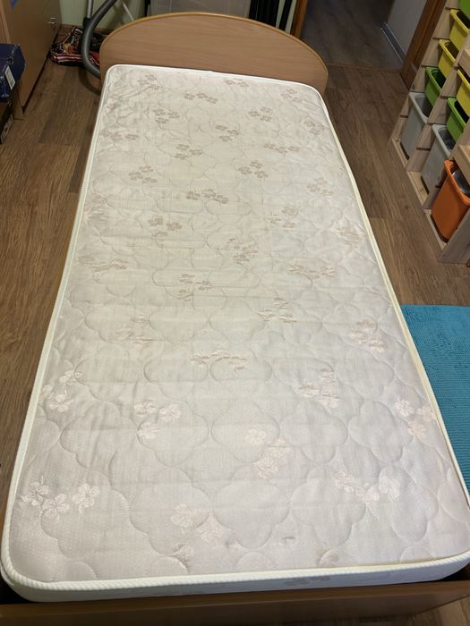 Продам кровать б/у с матрасом