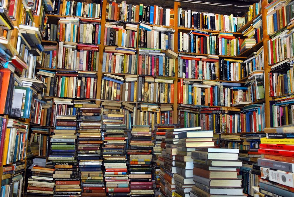 Книги 2000 бр различни Жанрове