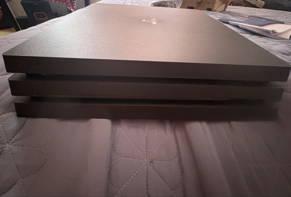 Vand Consolă PlayStation 4 PRO