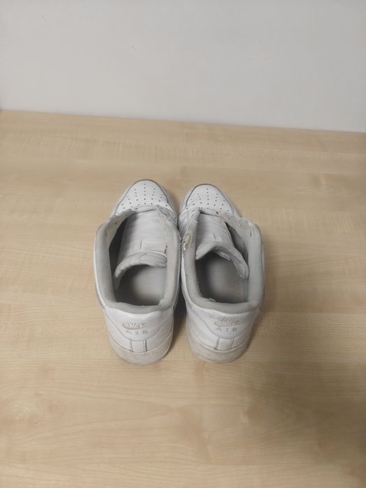 Adidasi Air Force 1 bătuți de soartă