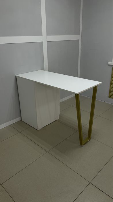 Продаю маникюрный стол