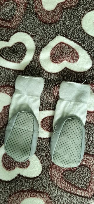 Продам кроссовки в ПОДАРОК тёплые следики
