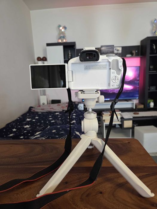 Canon EOS R50 + Obiectiv Canon RF‑S 18‑150mm, + Obiectiv Canon RF 50mm, + Trepied PgyTech, + Geanta, + Parasolar