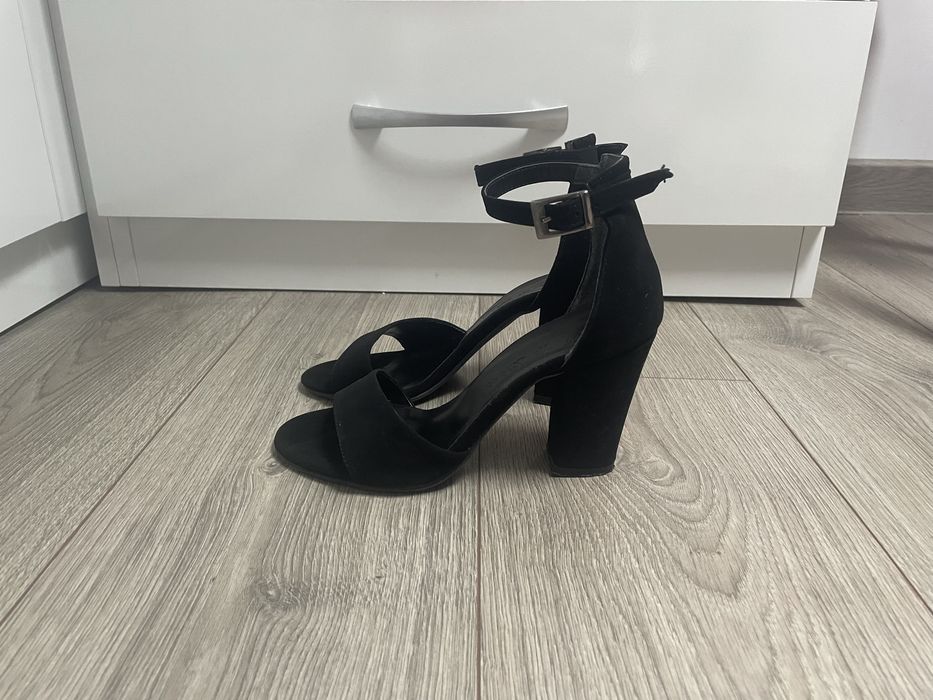 Черни сандали