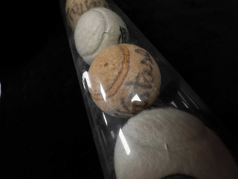 Set 4 mingi de tenis serie limitată Wilson 100 semnate de Ilie Nastase