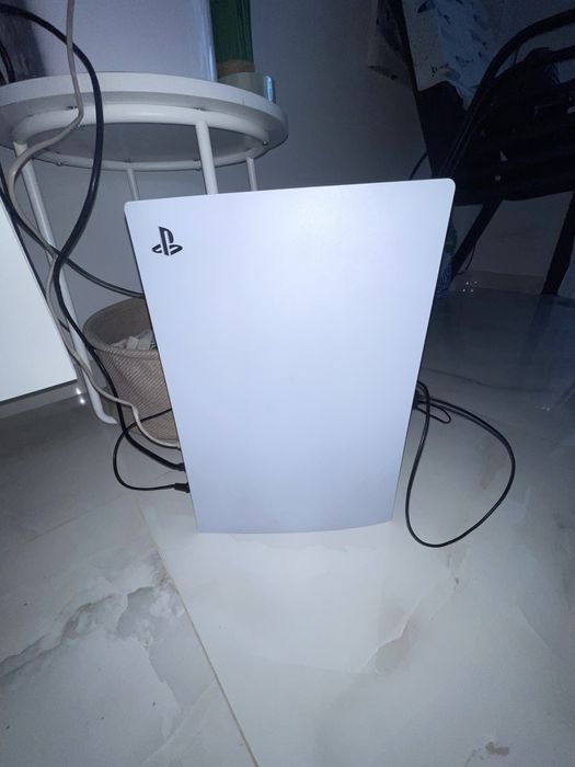 Ps5 disk edition със две игри и два джойстика запазен