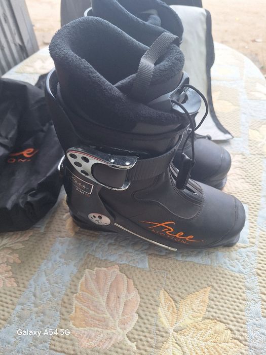 Обувки за ски със практична чанта