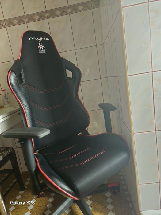 Scaun gaming myria în stare buna este ,puțin reparat pe spate material