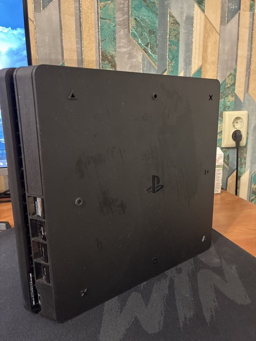 Продам ps4 slim.