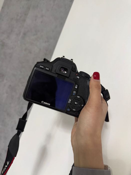 Canon EOS 550D с объективом Canon EF-S 18–55m