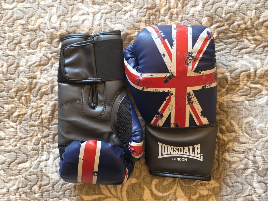 Нови боксови ръкавици Lonsdale