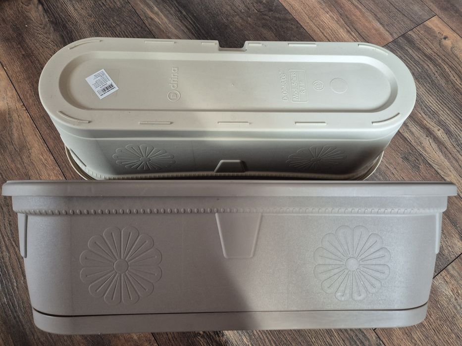 Саксия с поднос за цветя