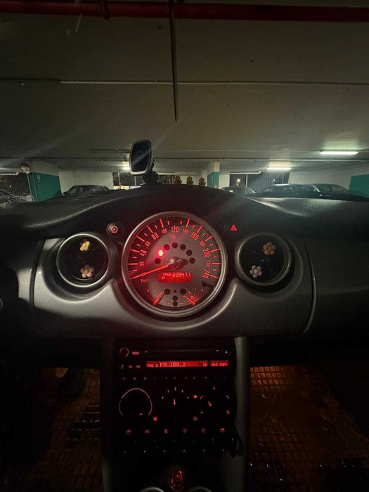Vand Mini Cooper 1,6 culoare rosie, excelent intretinuta