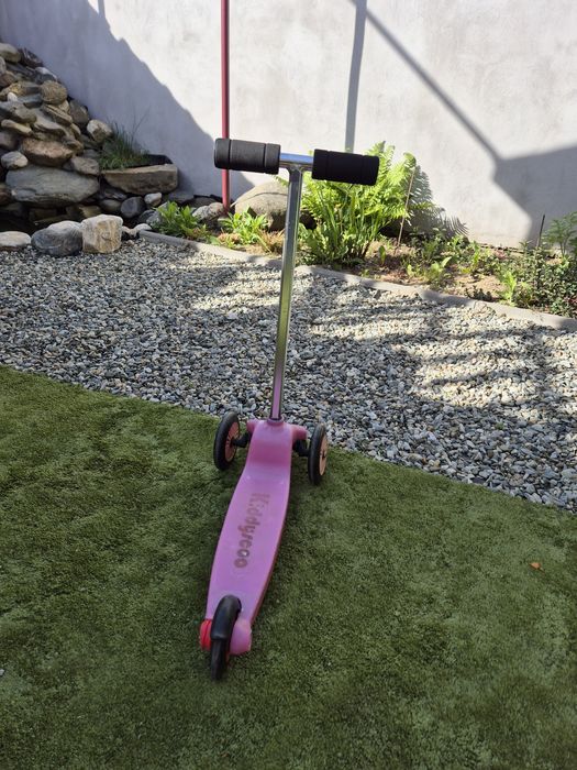 Vând motocicleta din plastic pentru copii, o trotinetă roz cu 3 roți și un skateboard