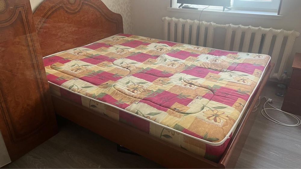 Продам спальный гарнитур