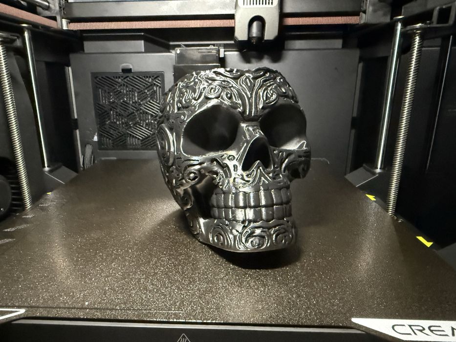 черна саксия череп