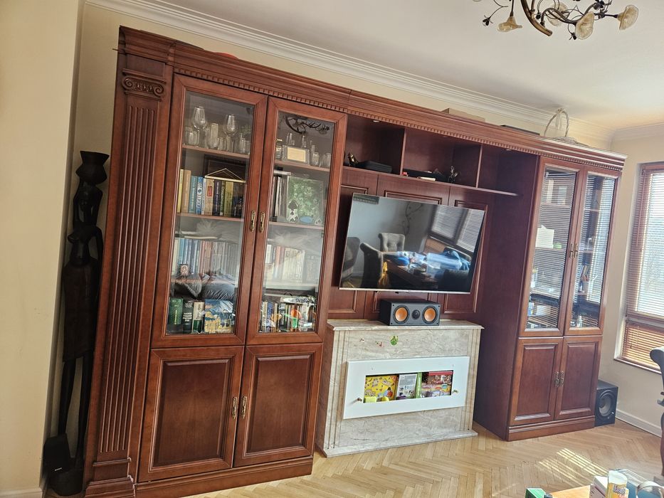 Класическо обзавеждане за хол от масивно дърво 
Опи