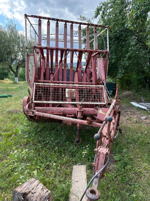 Remorcă de adunat fân