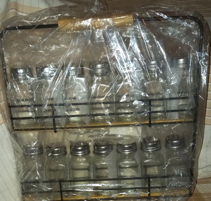 Стойка с бурканчета за подправки.