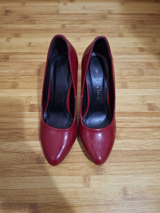 Pantofi rosii cu toc