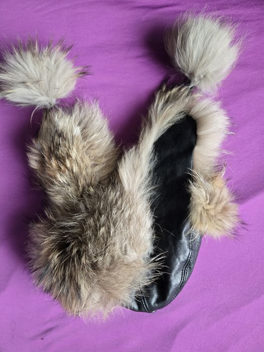 Кожена шапка с естествен косъм от лисица и каскети