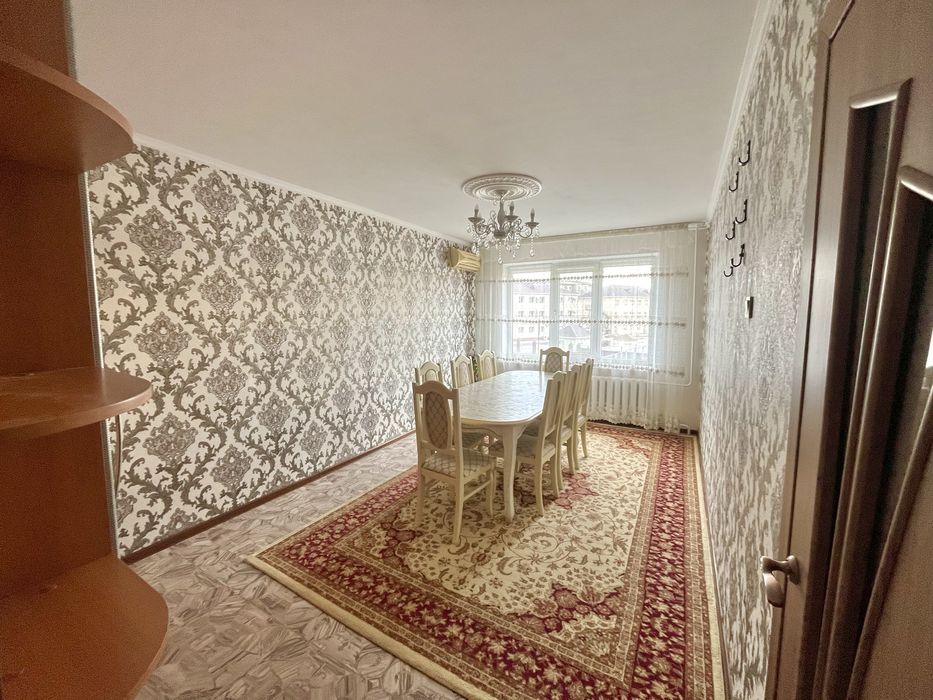 Продам гостийный стол со стульями