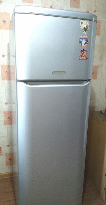 Холодильник Ariston 175 см