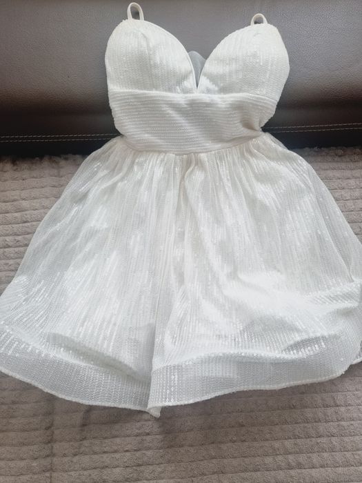 Бяла ефектна къса рокля