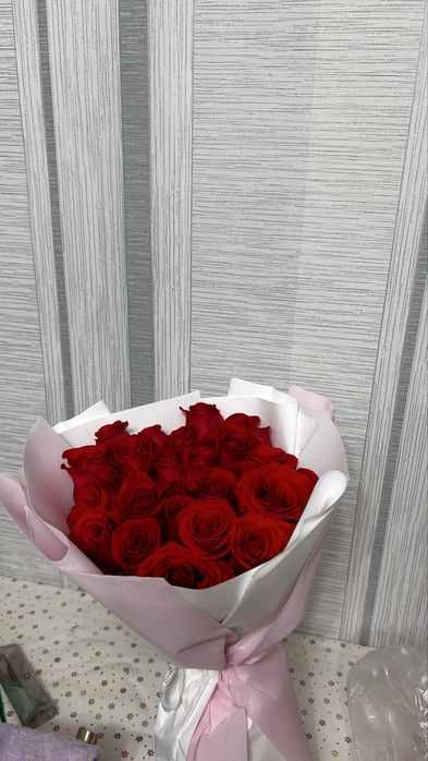 Цветы красные розы 25 шт