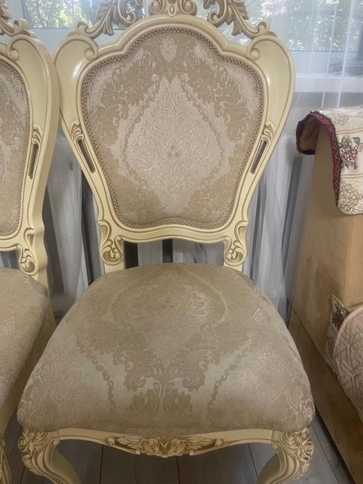 Королевский стол со стульями