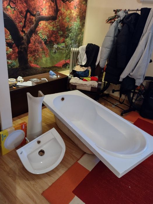 Vând lavoar cu picior și cada baie fara defecțiuniuni  sau zgarieturi