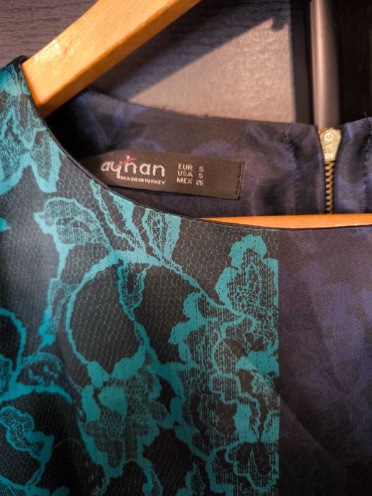 Рокля с дантелени ръкави