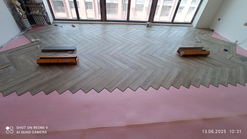 Профессиональная укладка ламината ёлочкой.