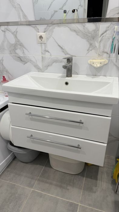 Продается раковина навес, унитаз и ванна