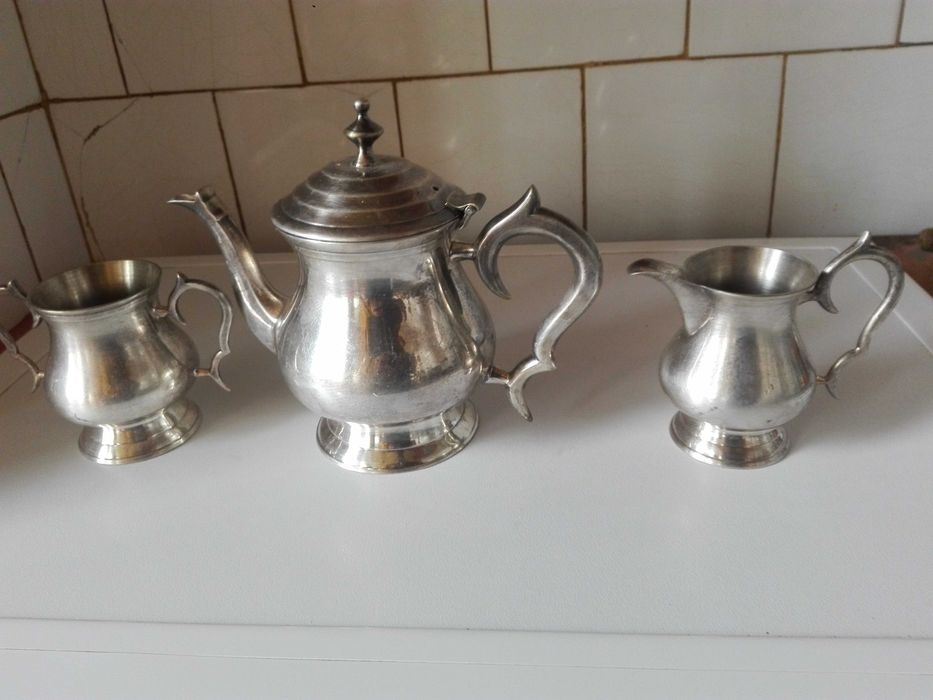 Сервиз за чай ,  DVD и лот фонокарти на Гло Бул .