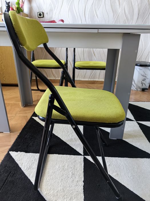 Стъклена разтегателна маса + подарък 4 стола