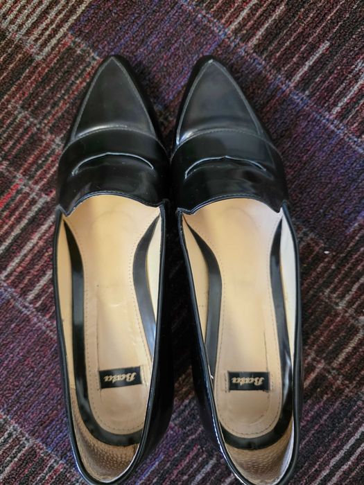 ОБУВКИ на марката BATA. Номер 40. С леки следи от употреба.