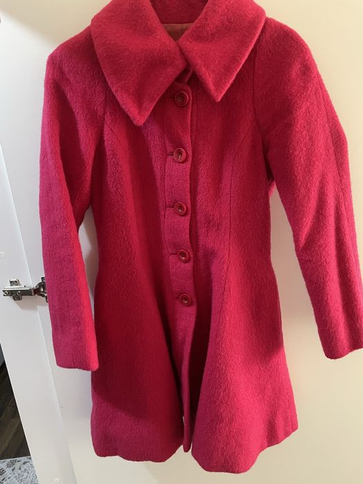 Червено вълнено палто