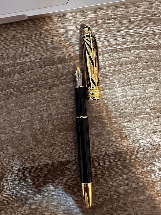 Stilou montblanc negru si auriu model nou