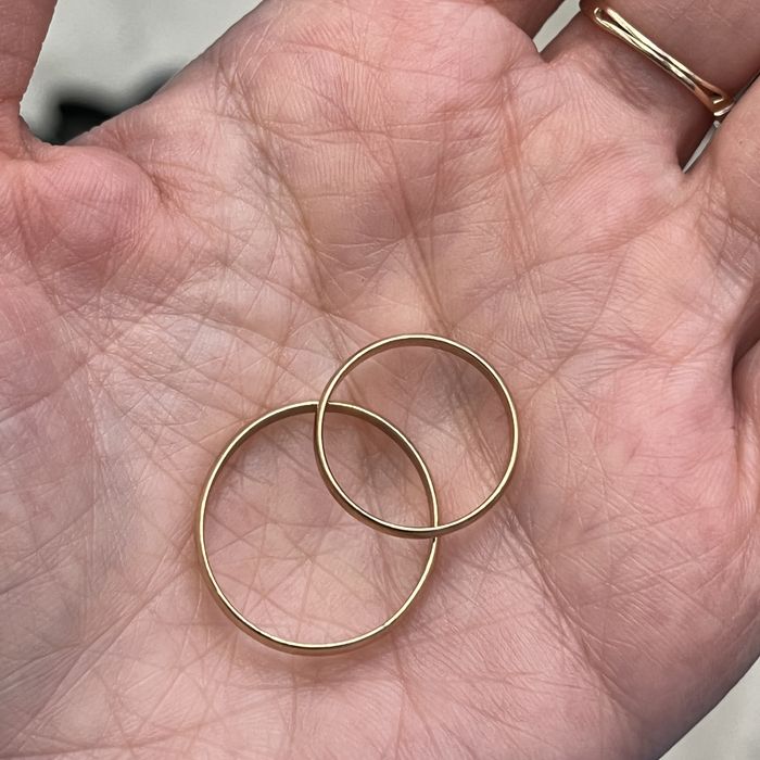 Продам два обручальных кольца