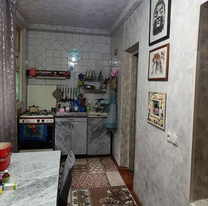 Продам чиланзар 9.  Трёх комнатная.  Балкон 2*6