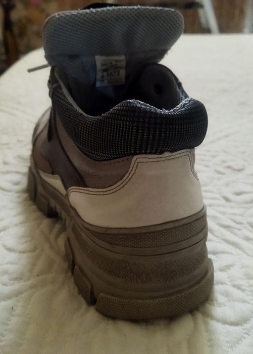 Продам подростковые кроссовки