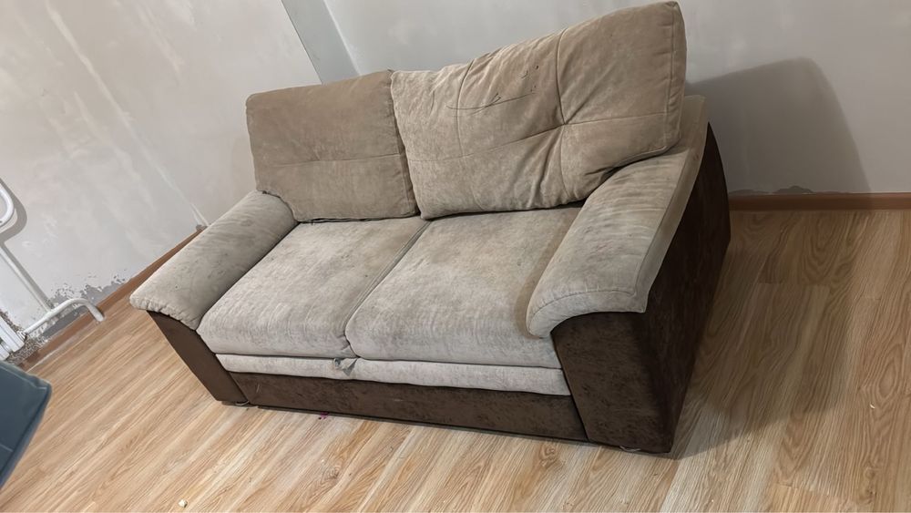 Срочно отдам дарлм два дивана