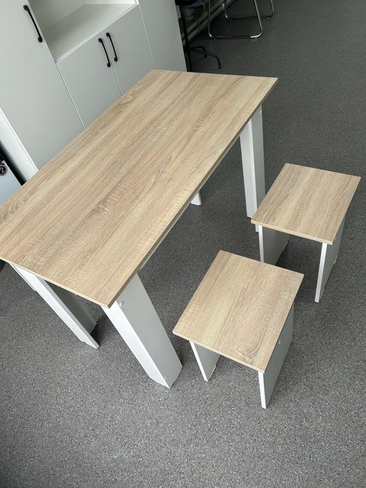 Обеденный стол и табурет