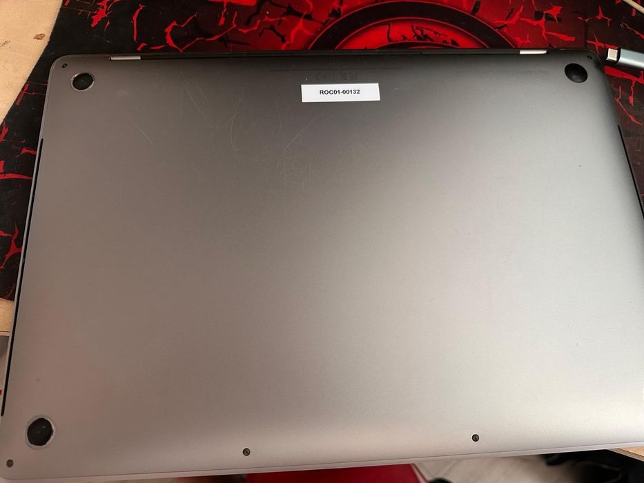 MacBook Pro 15" 2017 - i7 / 16GB RAM / 512GB / Radeon Pro 560 4GB / Baterie Nouă (14 Cicluri)!