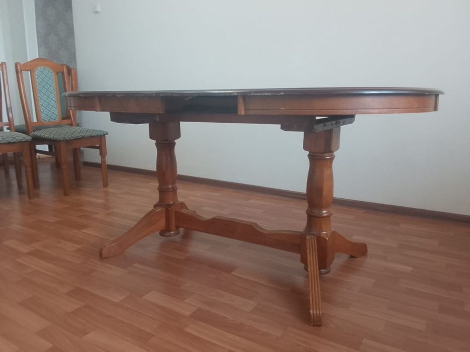 Большой стол с стульями